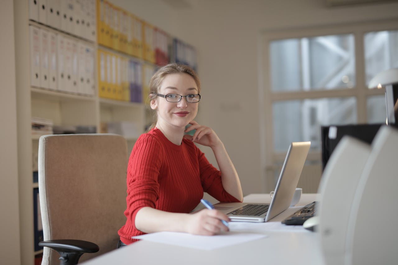 lavoro in ufficio con lenti luce blu